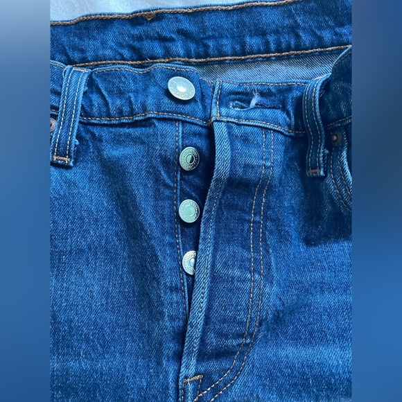 Levi’s Premium 501 Original Fit Women’s Jeans in Medium Wash - Picture 6 of 9